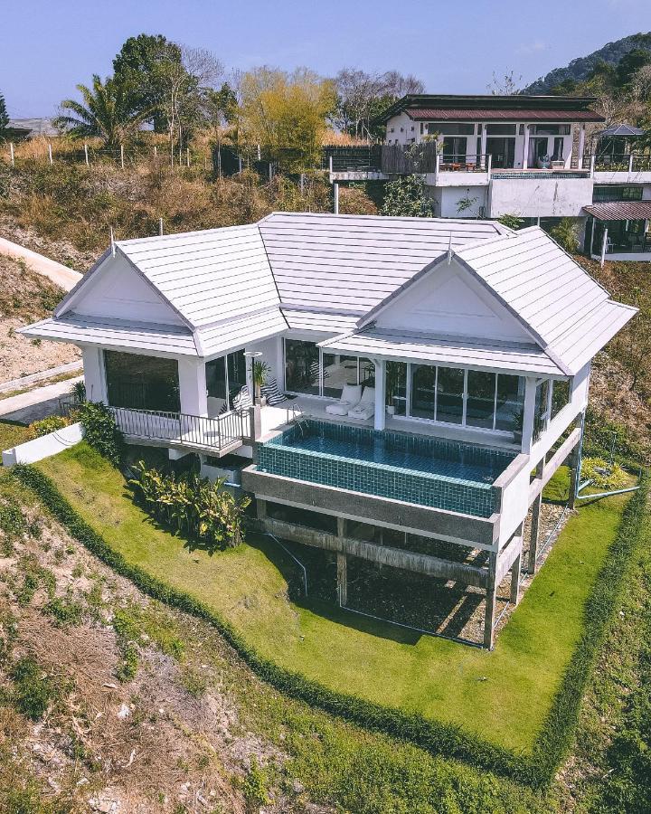 Baankuer Hill Pool Villa เกาะลันตา ภายนอก รูปภาพ